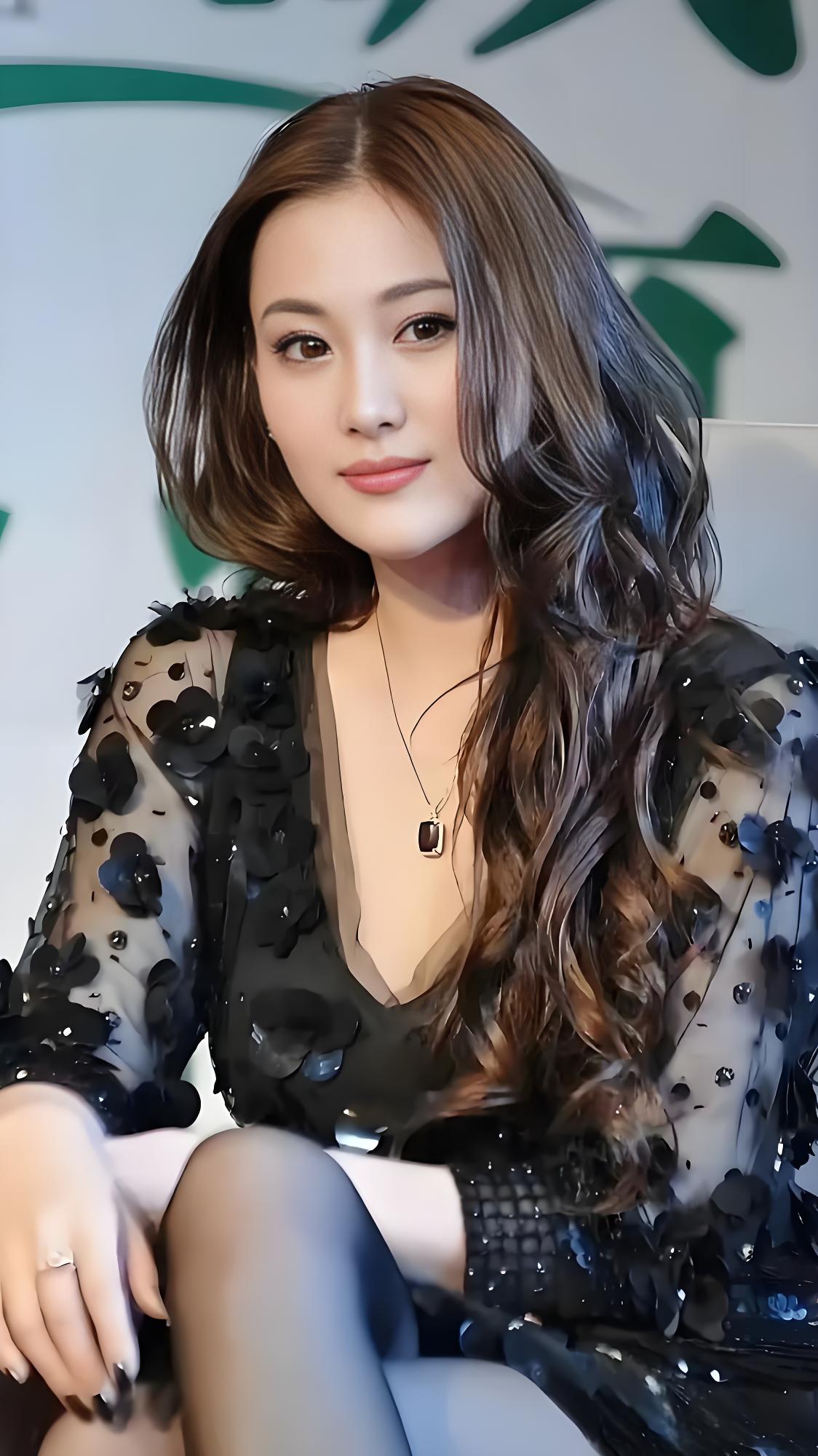 缀花黑纱，网纱朦胧似夜雾，花瓣如星子散落。长发卷浪倾泻，眉眼藏着清辉，唇角浅弯，
