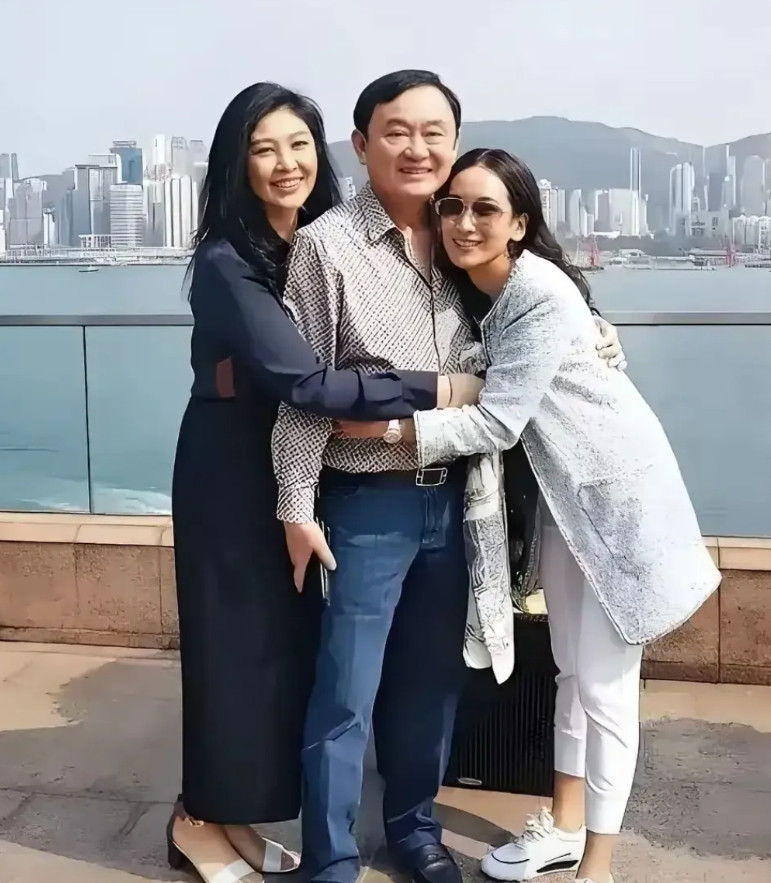 这个男人才是真正的牛人，他自己曾经是总理，他的妹夫颂猜曾经是总理，他的妹妹<em>英拉</em>也
