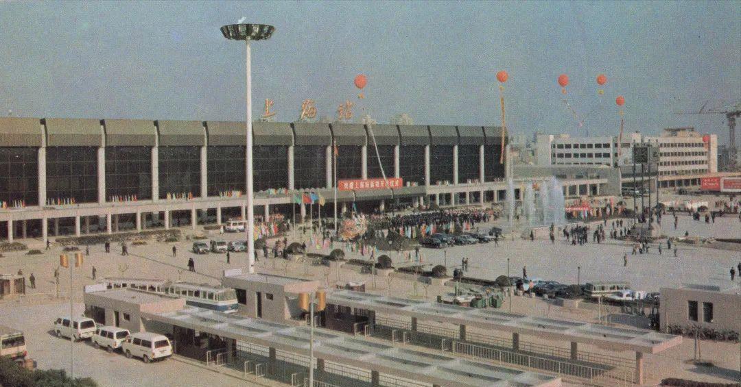老的上海火车站（上海本地人称新客站）是1987年建成的，当时外立面黑乎乎的，是那