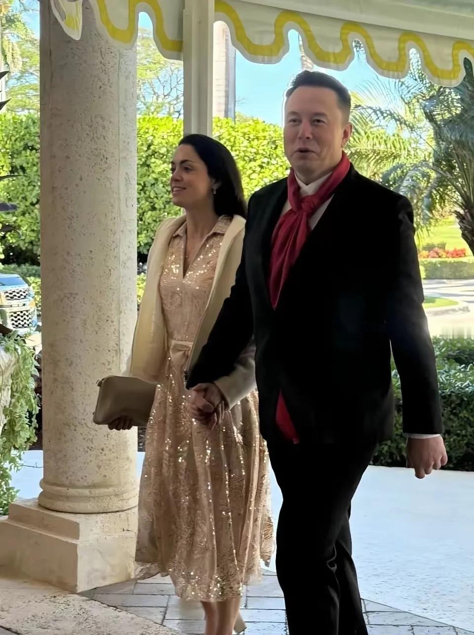 我真的太佩服当老板的马斯克了，他携新任伴侣赴海湖庄园婚宴时满面春风，并且跟伴侣十