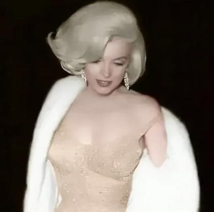 1962年，玛丽莲梦露为肯尼迪总统庆生，特意穿上了镶满2500多颗水钻的紧身拖地