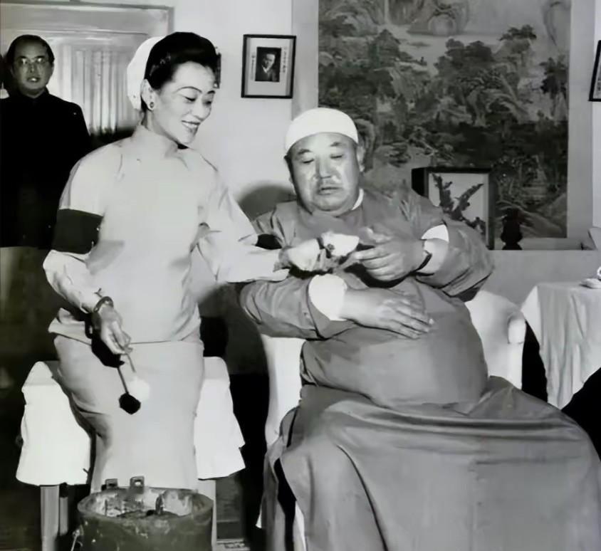 1956年，逃到美国后的马鸿逵，挺着腐败的大肚子，享受着小姨太给他做的奶酪，主政