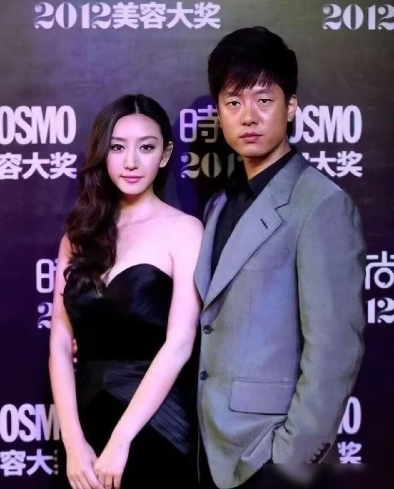 唐一菲和凌潇肃结婚14年，确实够低调。当年受舆论风波影响，唐一菲2019年