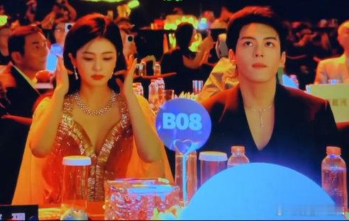 这一幕有点可爱了，刘宇宁在台上唱歌，白鹿和曾舜晞在台下一起拍手摇摆，更妙的是后面