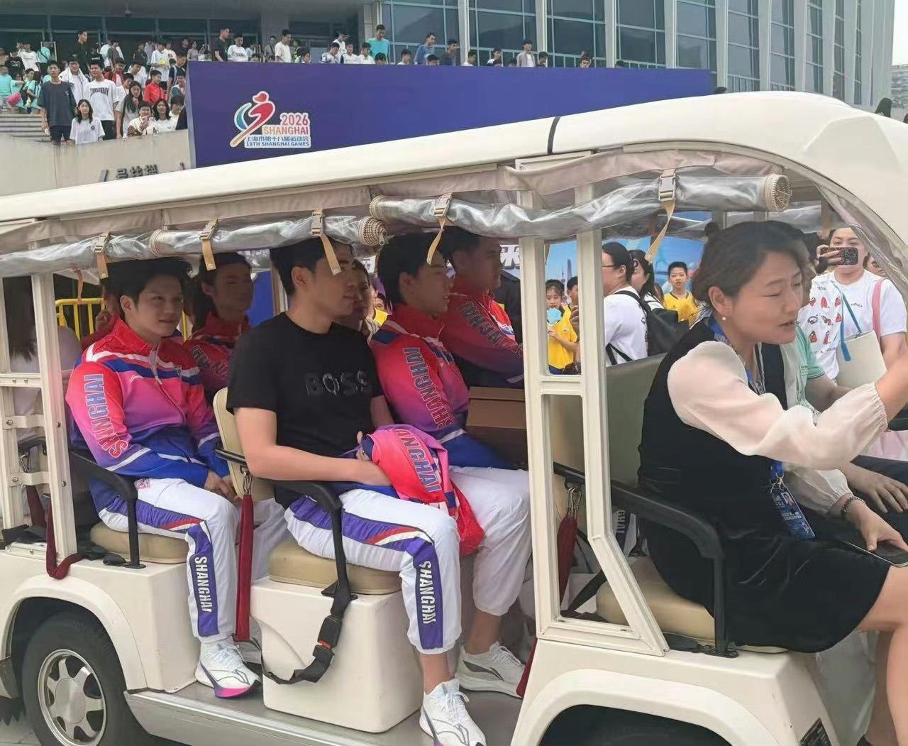 坐车车去观光啦！这座位对宝儿来说有点小哇！樊振东樊振东祝福上海市运会参赛选手樊