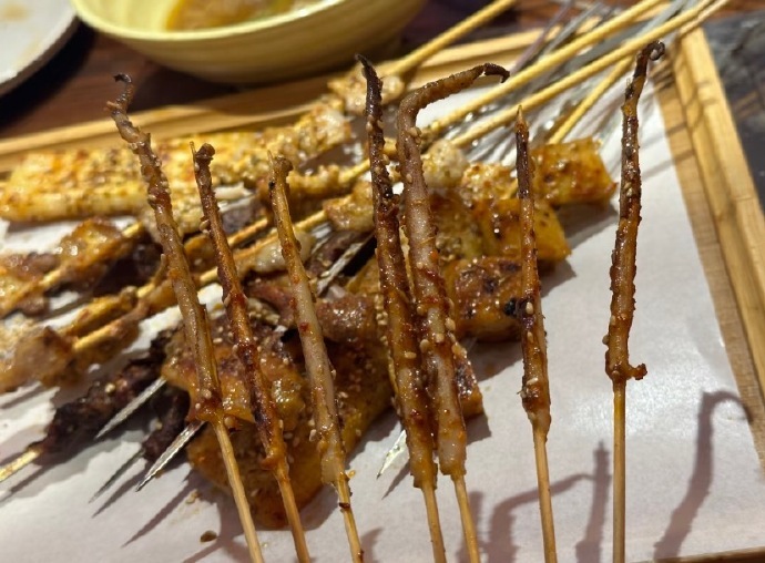 穿串的师傅手工很精细