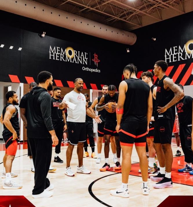 火箭队的谢泼德在火箭队不敌费城76人队的比赛里表现十分出色。作为第二阵容的核心后