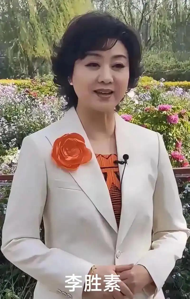 身材颜值酷，名家李胜素。京剧传承人，粉丝获无数。