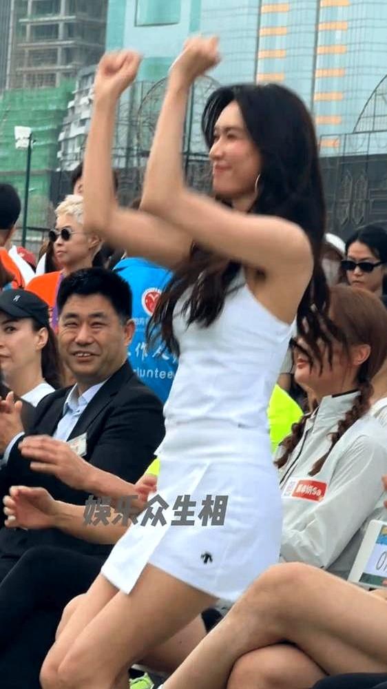 真不是吹，林志玲这状态算不算内娱天花板？五十岁的人了，参加活动一站起来，腰杆