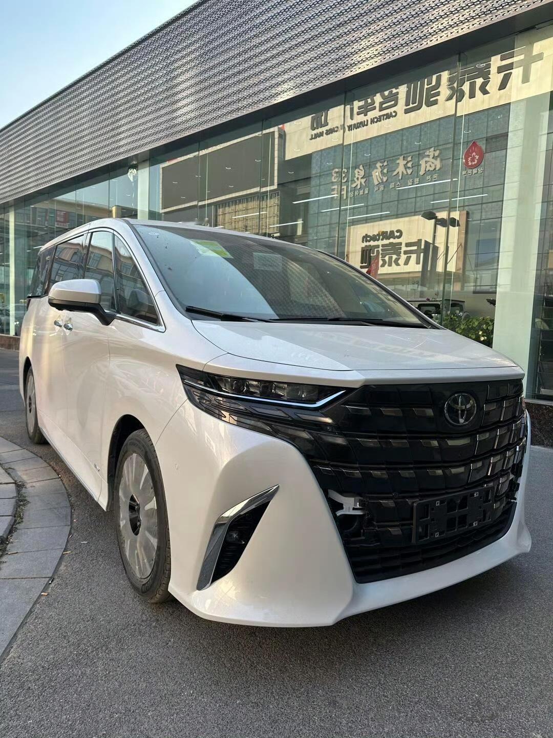 丰田埃尔法白色款，那颜值简直绝了。白色干净纯粹，让埃尔法本就大气的车身更显优雅，