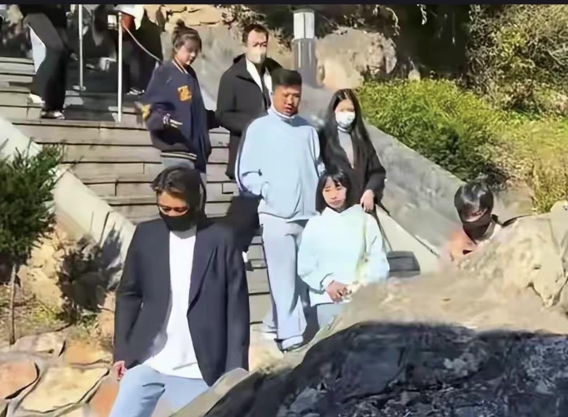 同样是明星老婆去世，同样是夫妻情深，两个丈夫却表现出不同的悲伤状态：朱媛媛去世