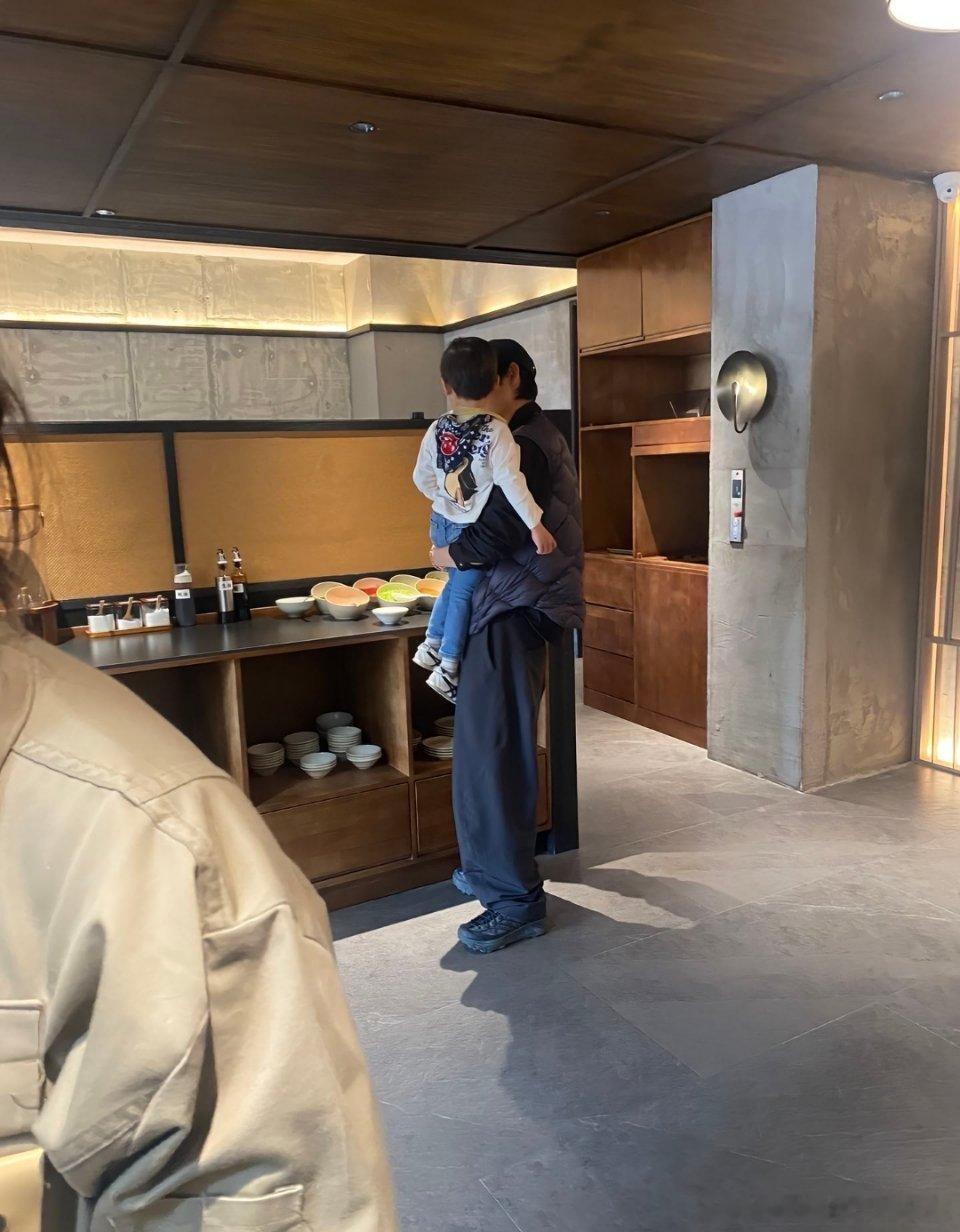 魏晨与于玮的婚姻以专一、干净著称，从青涩到成熟，一路无狗血。魏晨事业成功却保持低