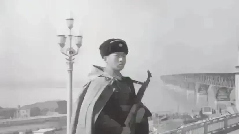 1971年，许世友在南京长江大桥视察时，看到守桥士兵冒着大雪露天站岗，当即提出修建岗楼，管理人员却反