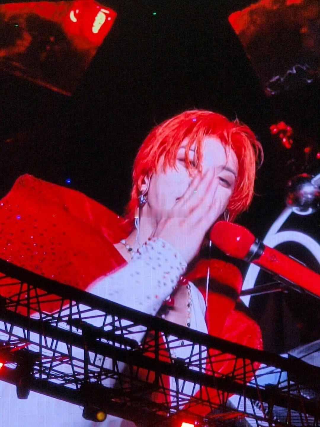 华晨宇20米高空站桩直播看着华晨宇在高空行走的直播画面，我的心都提到嗓子眼了