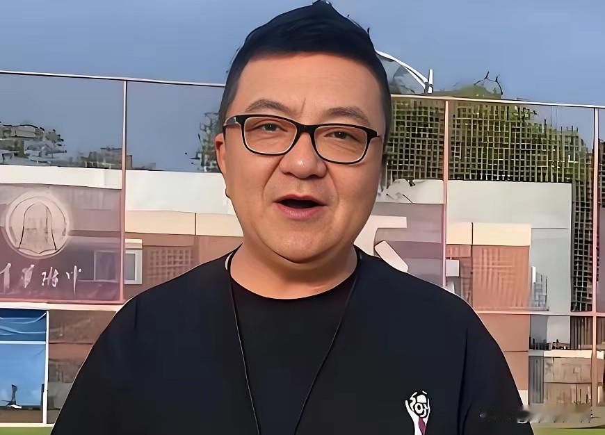 昨晚直播董路彻底怒了。我免费做青训九年，现在踢出来了拿冠军，有些孩子的家长转身