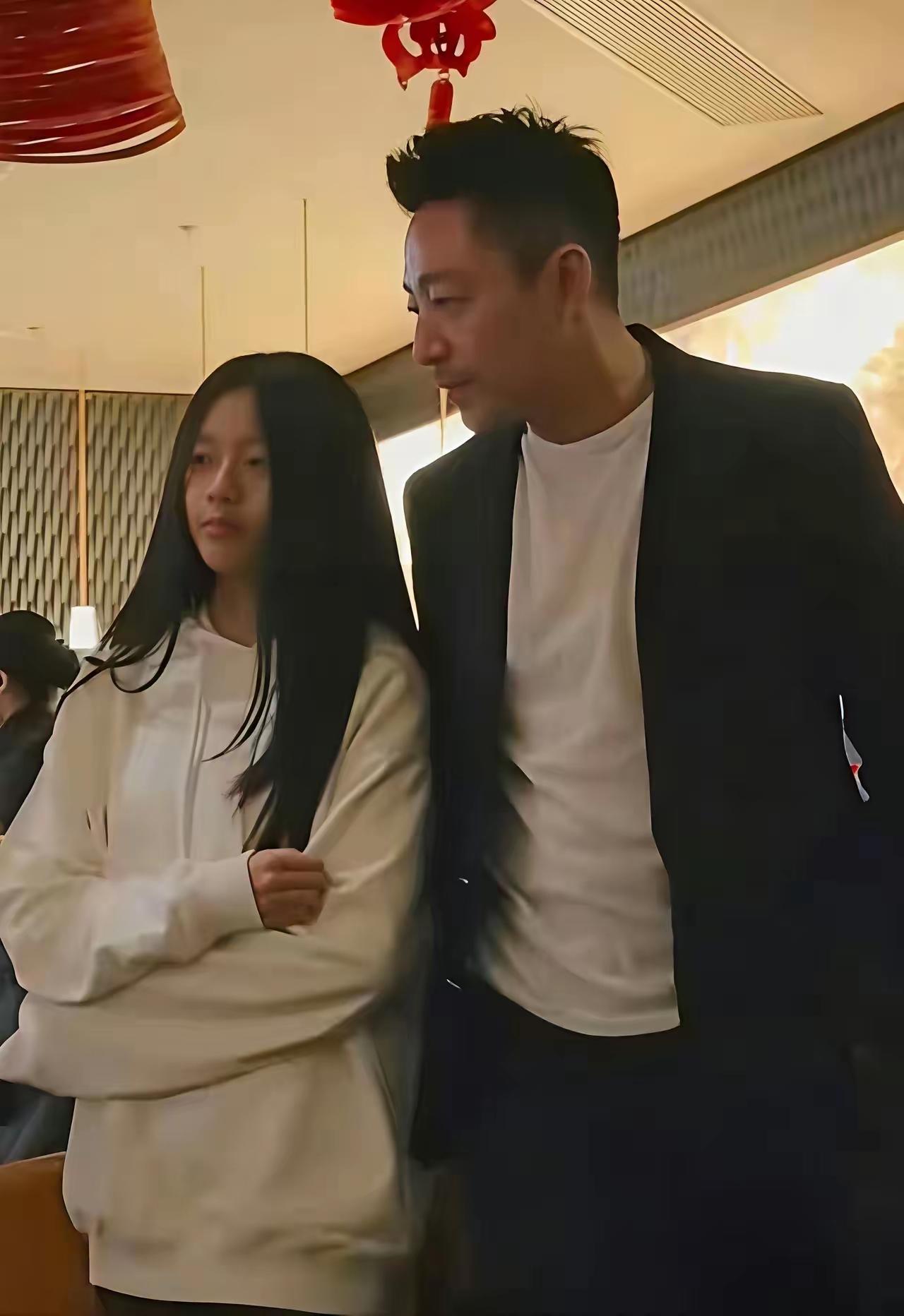 不知说什么好，玥儿妈生前竭力反对孩子们出镜，现在亲妈没了，没人管了，随时出镜了！