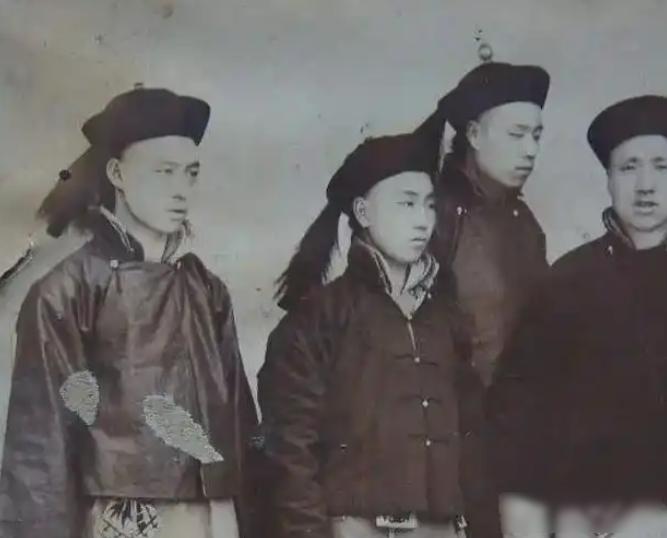 清朝嘉庆年间，有个叫敏学的宗室子弟，光膀子上街溜达时，和一个卖白薯的商贩发生了争