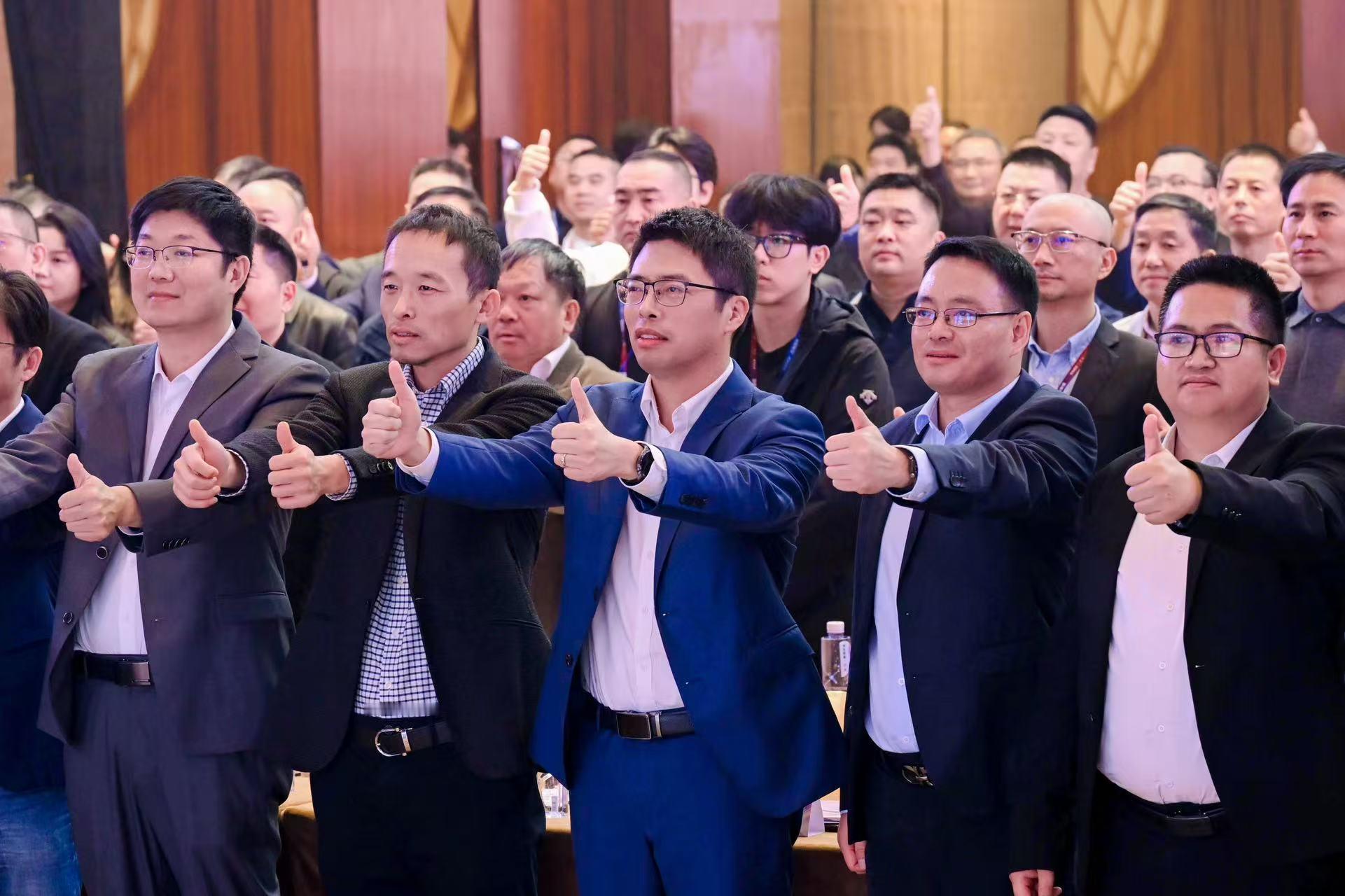 最近听说不少经销商在退网，但奕境这场招商会却挤满了人，连松山湖都热闹起来了！果然