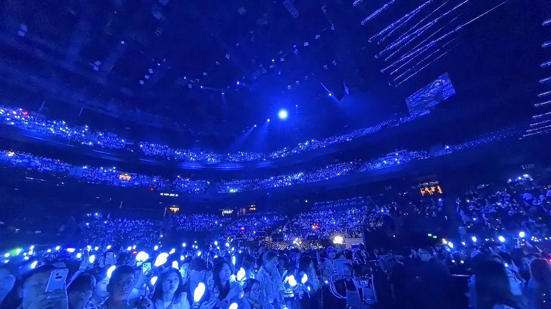王俊凯粉丝就这样把江苏跨年拼盘变全蓝，内场观众席全也都蓝蓝的