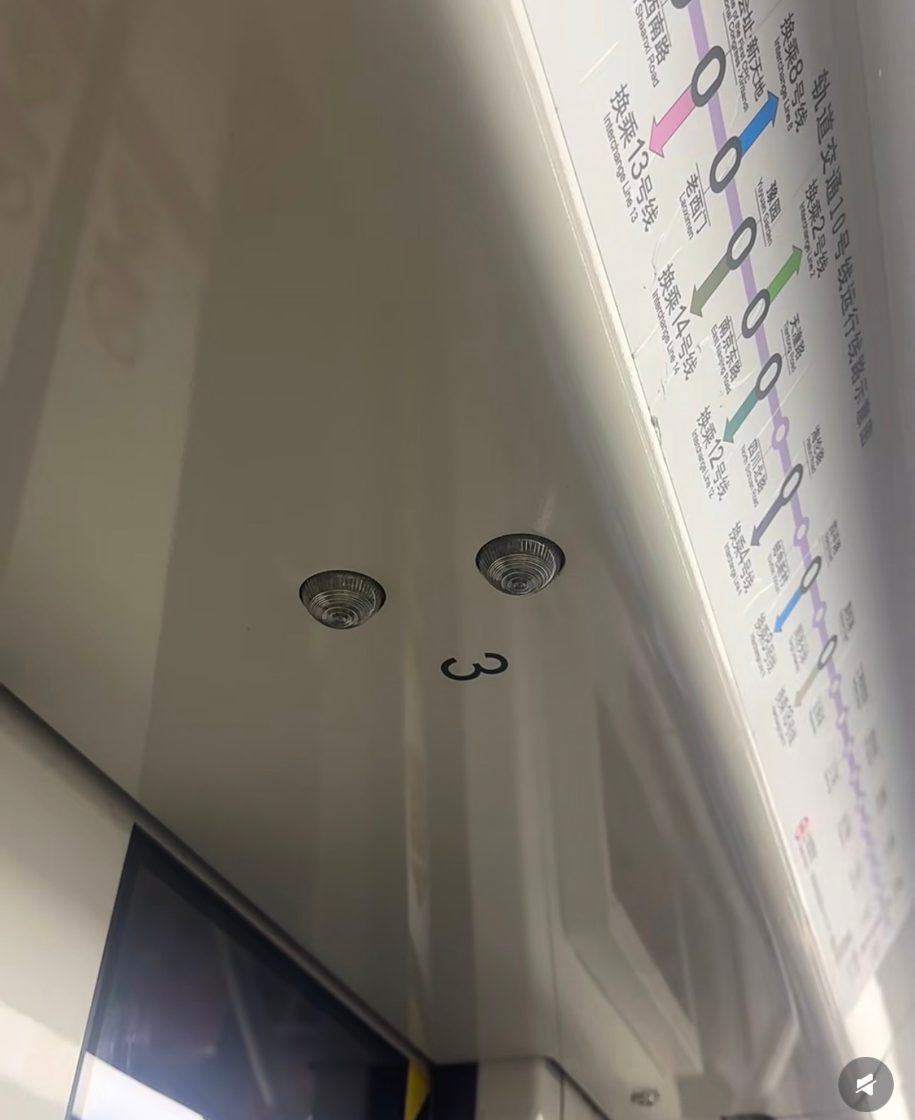 上海地铁惊现可爱小表情