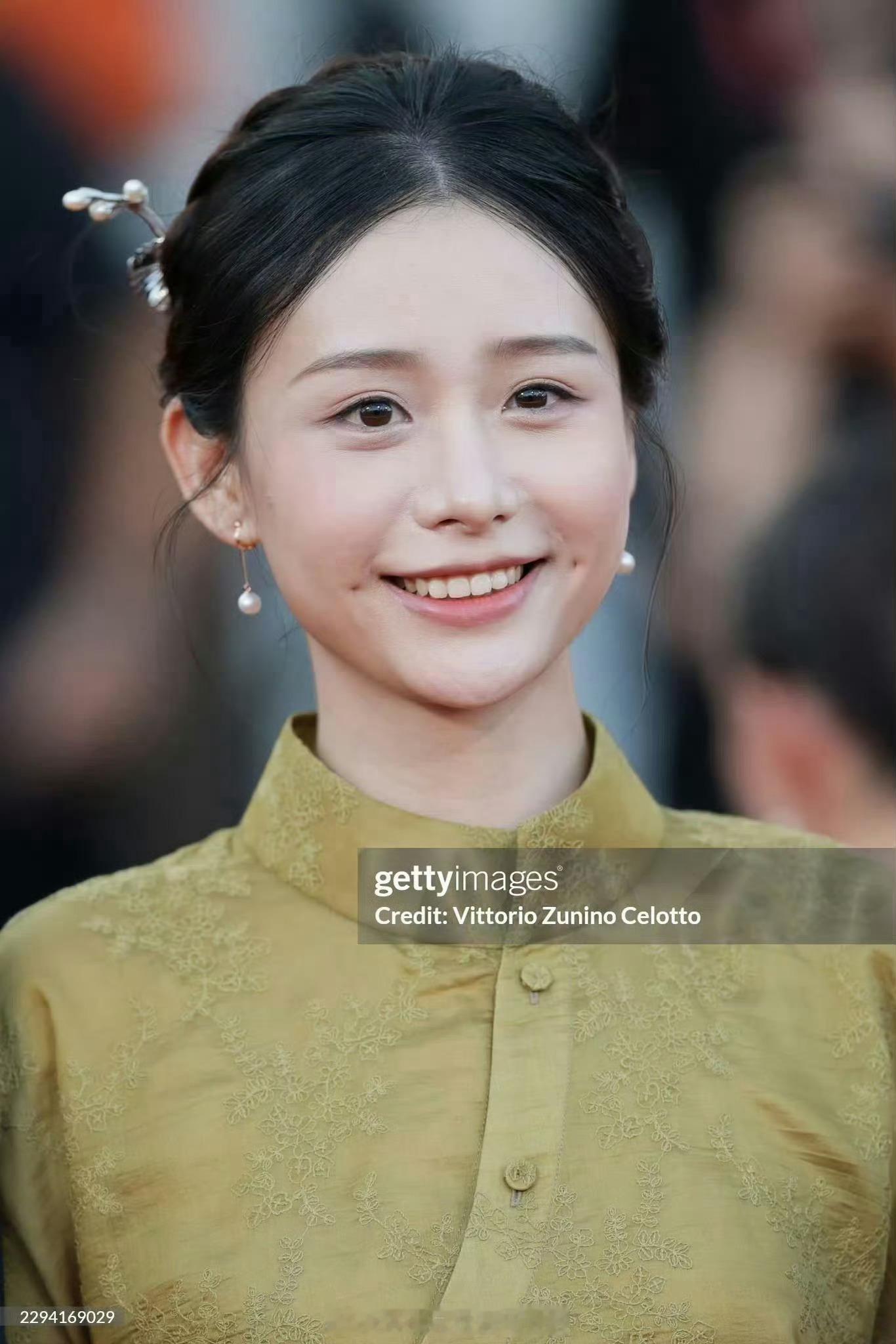 王晓慧吸粉类长相《给阿嬷的情书》主演登上威尼斯电影节红毯，其中女二王晓慧之前比