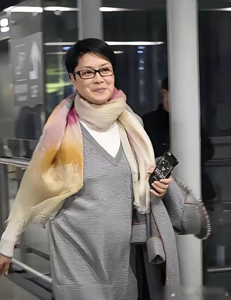 58岁江珊胖到认不出，满头白发像个素人老太，但镜头怼脸一看，我傻了。她没去染发