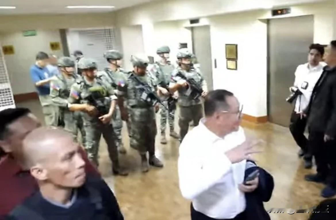 周三晚间，随着菲律宾参议院警卫长宣布封锁大楼，参议院内传出枪声。其工作人员还通