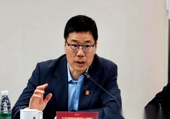 看完昨晚CBA那揭幕战，我半天没缓过劲儿来。张宁，上赛季场均16+的猛将，昨晚