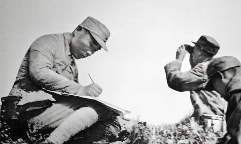 1943年9月，晋察冀民兵英雄李殿冰率四人小组，发现上千日伪军分两路夜袭。他一面