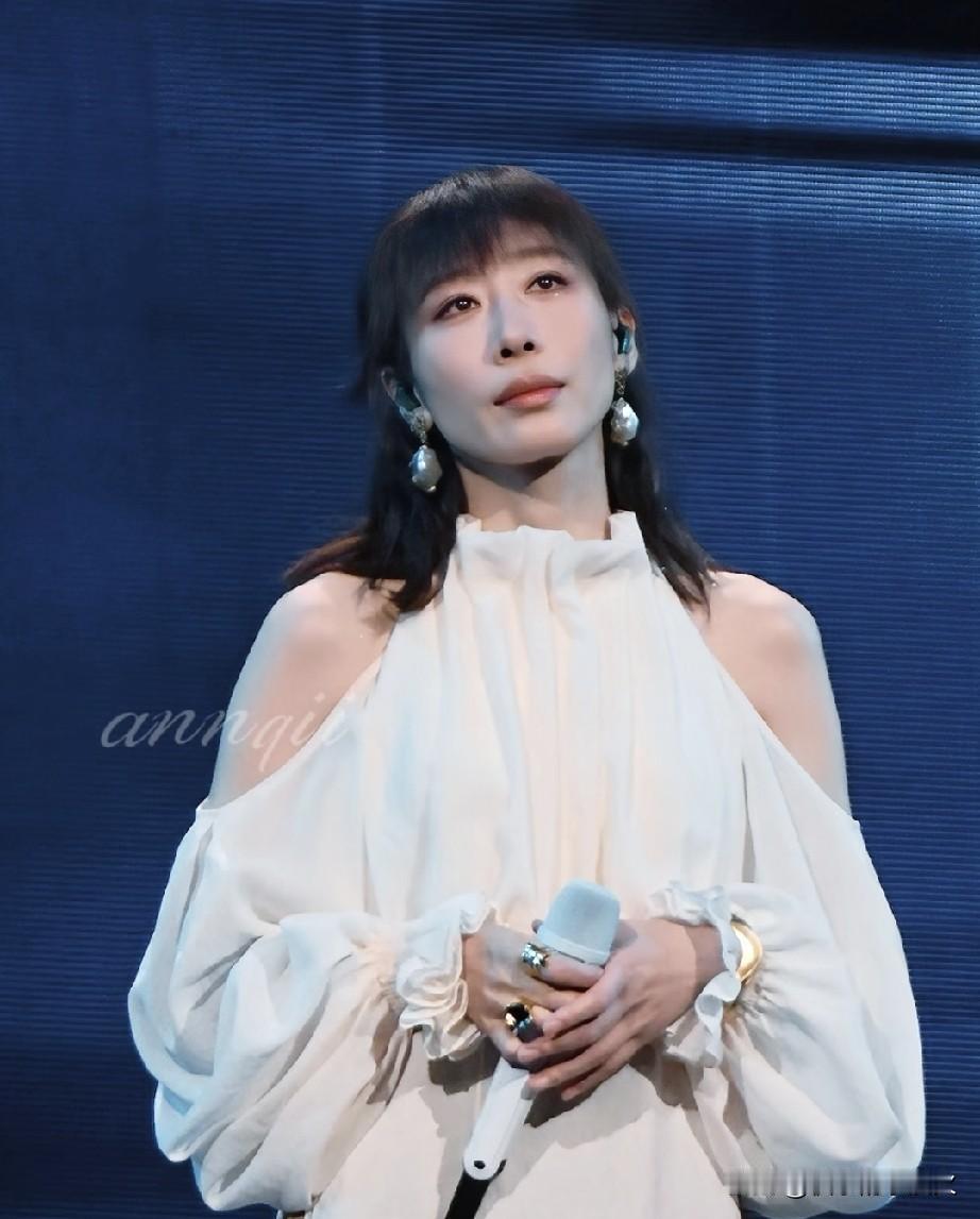 她可是登过两次春晚唱歌的人啊！怎么会没有资格开演唱会呐?前几天任素汐在深圳完