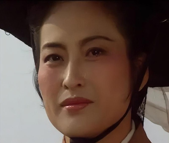东汉建安十三年（公元208年），曹操在长坂坡俘虏了刘备的2个女儿和一位妇人。曹操