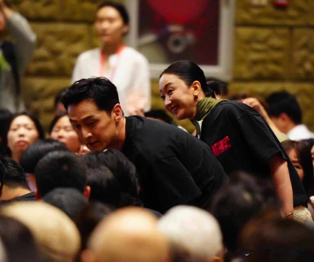 电影《抓特务》点映现场，胡歌与张瑶首次以“夫妻”身份同框亮相，互动自然、笑意盈盈