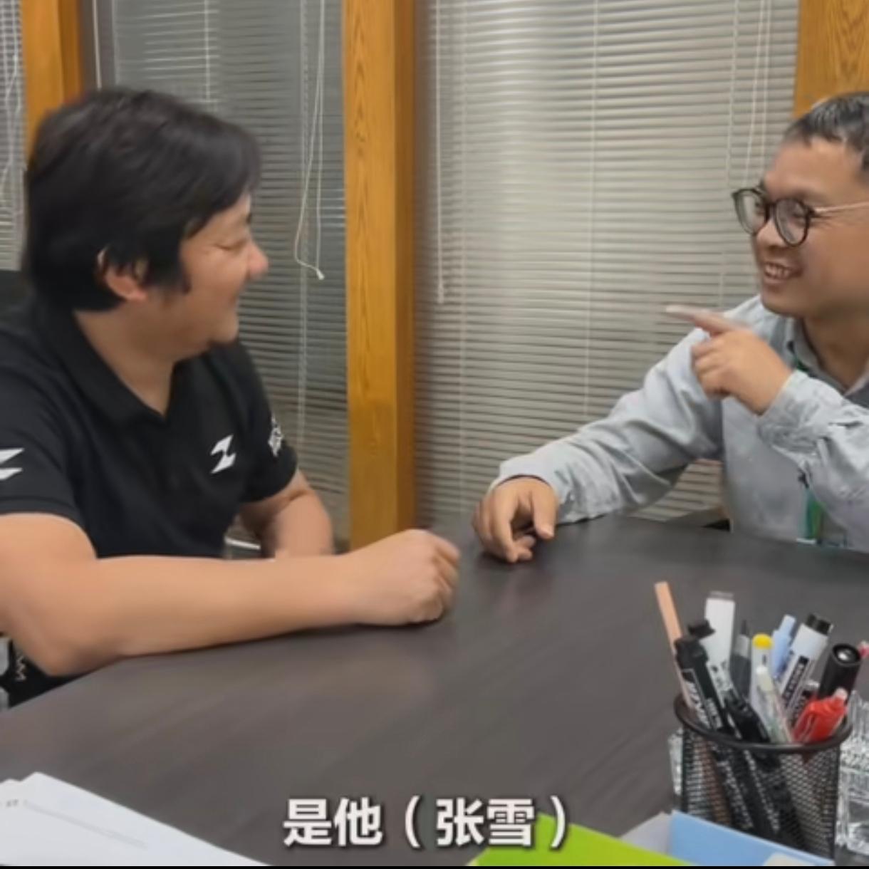 凯越机车产品经理阿呆突然找到张雪进行产品交流，而且还扬言说张雪必须把他教会怎样做