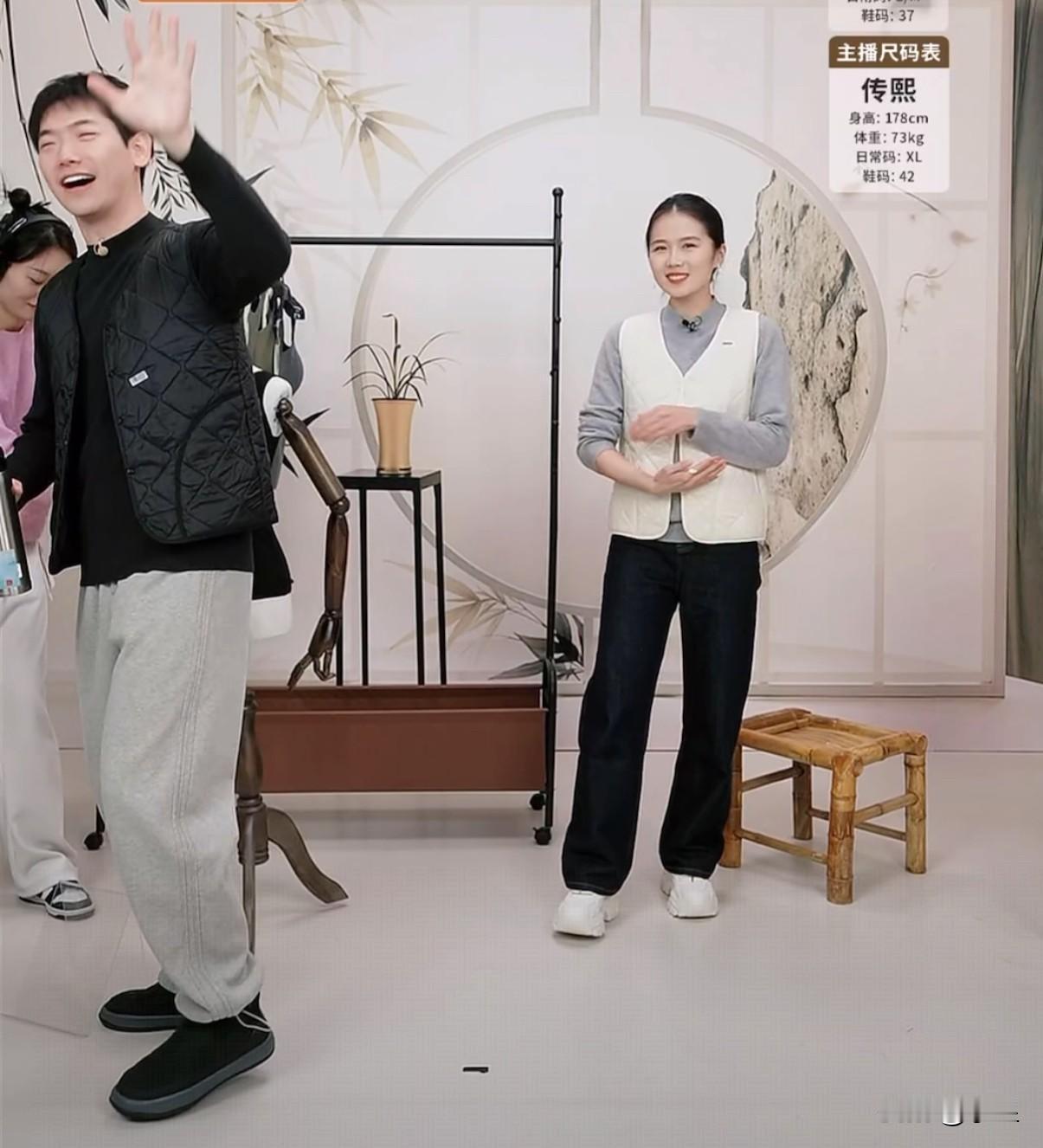 小兰直播间晚上10点交接班传熙走的时候跟真真说熙爷爷走了，你好好播[笑着哭]