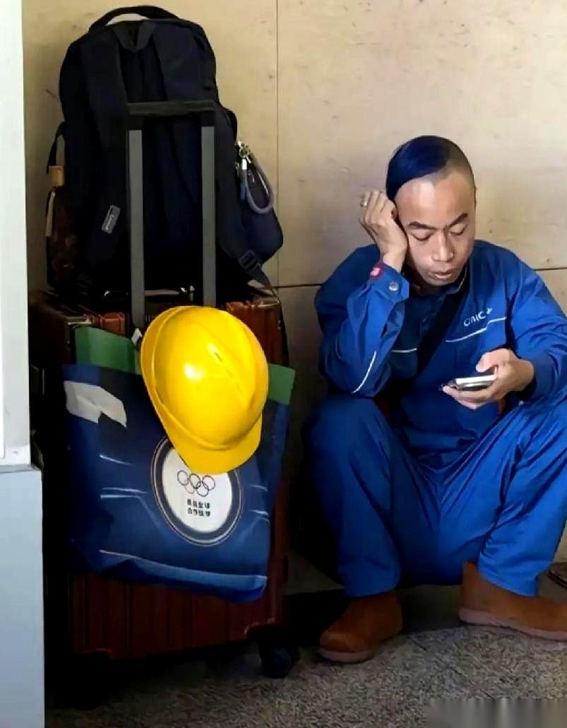 前一天还是全网追捧的“焊武帝”，一年挣了几百万。后一天，厂里一纸辞退信，女朋友