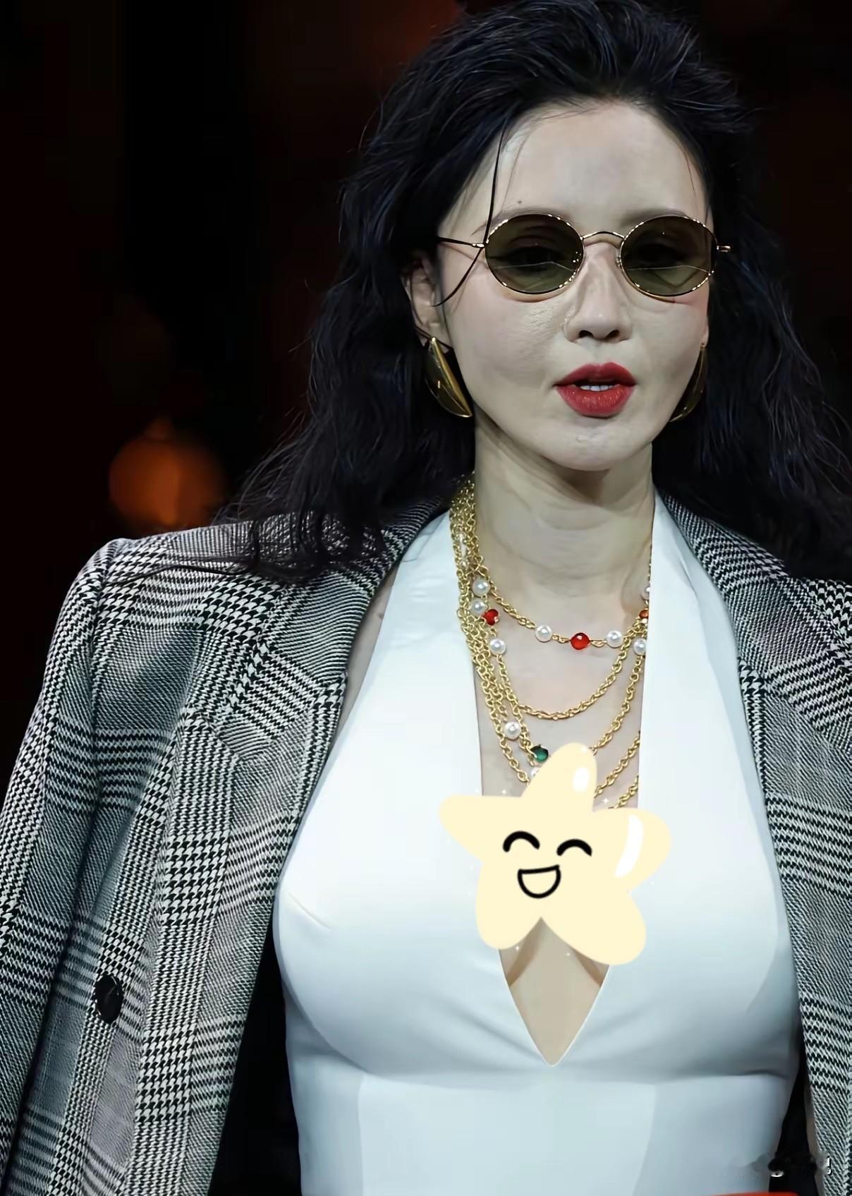 这一年要用几斤化妆品吧…