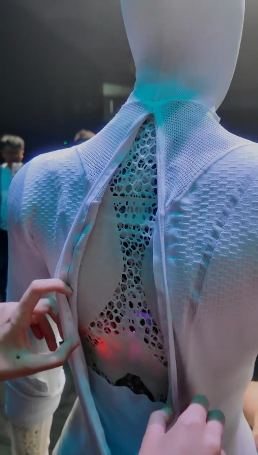 何小鹏回应质疑！昨天有网友说这个机器人是人假扮的，今天就把机器人的衣服给扒了，让