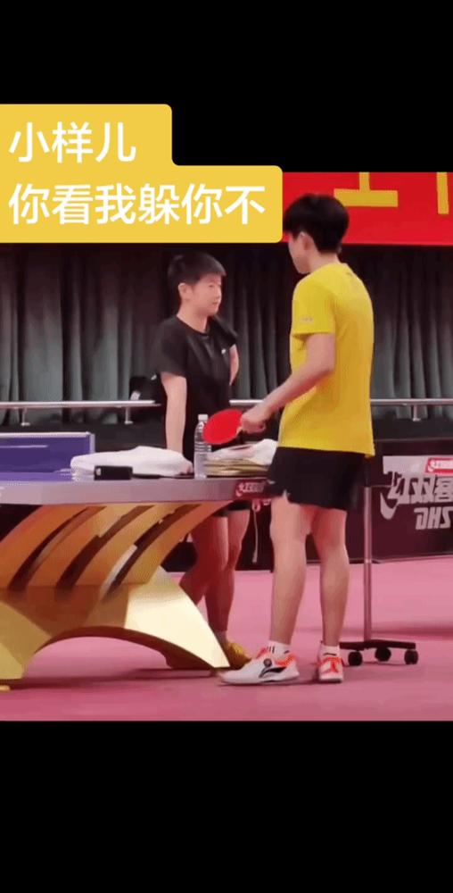 孙颖莎突然黑脸！王楚钦话讲到一半，猛地往后缩了半条腿！你刷到那段粉丝剪的热转