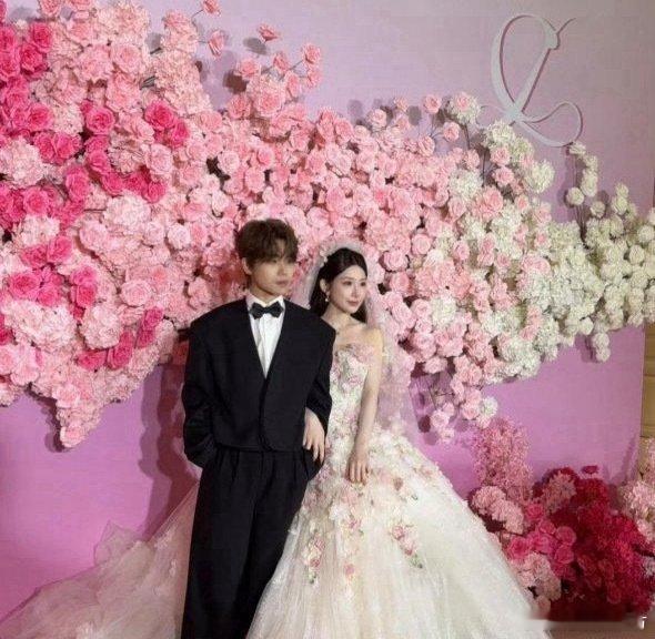 K总两次婚礼对比，这次k嫂明显好看多了[捂脸哭]​​​