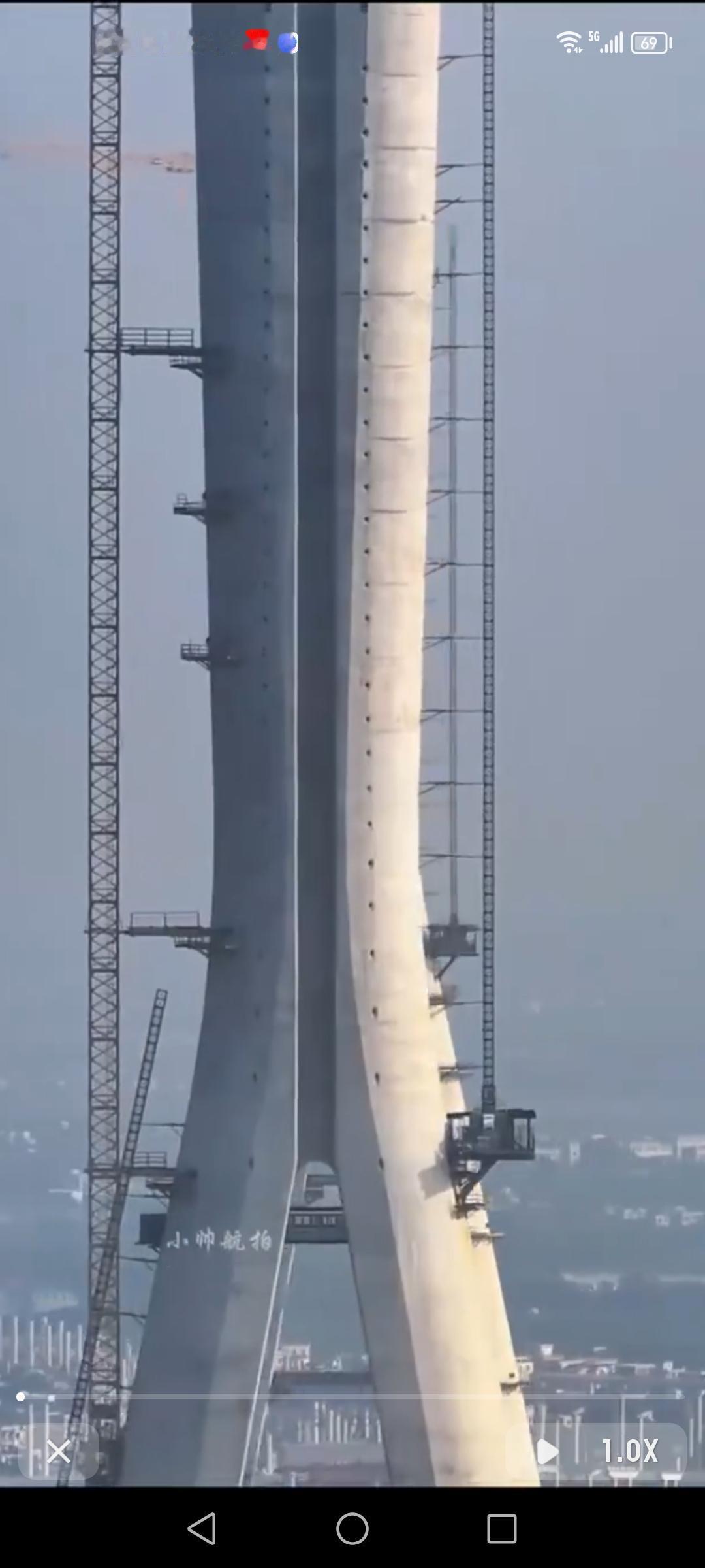 香山大桥简直太牛了！它是国内跨径最大、桥面最宽的公路用双层钢桁架斜拉桥。全长17