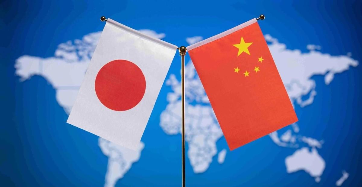 日本这回是动真格了？8月4日，首相官邸开会，专家们直接喊话高市早苗：赶紧想办法摆