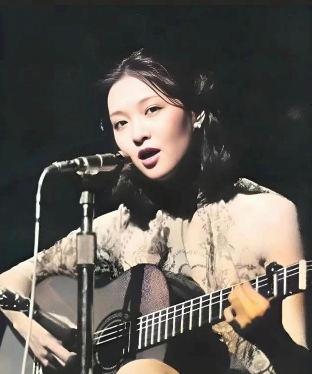 1994年，胡因梦41岁时生下女儿胡洁生，选择独自承担养育责任。 这个决定在