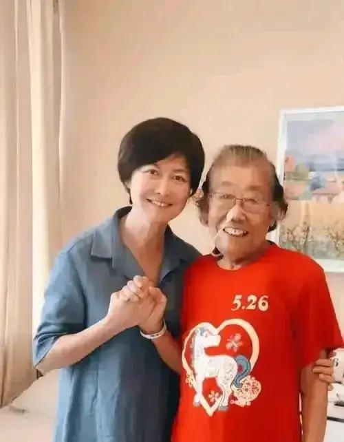 很多人不知道，敬一丹家里原来还有难得的长寿基因。她的父亲敬毓嵩活到95岁，母亲韩
