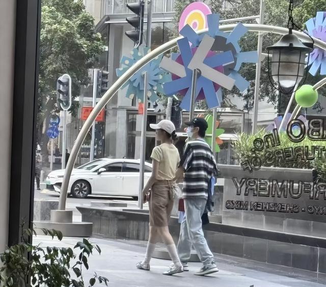许嵩陪小14岁硕士女友深圳逛街，冯禧街头亲昵撒娇，传好事将近年底就结婚