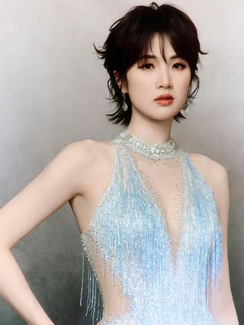 节目里宁静问姚安娜：“你家里的事都是你爸爸做主吗？”姚安娜坦言：“其实我也说不好