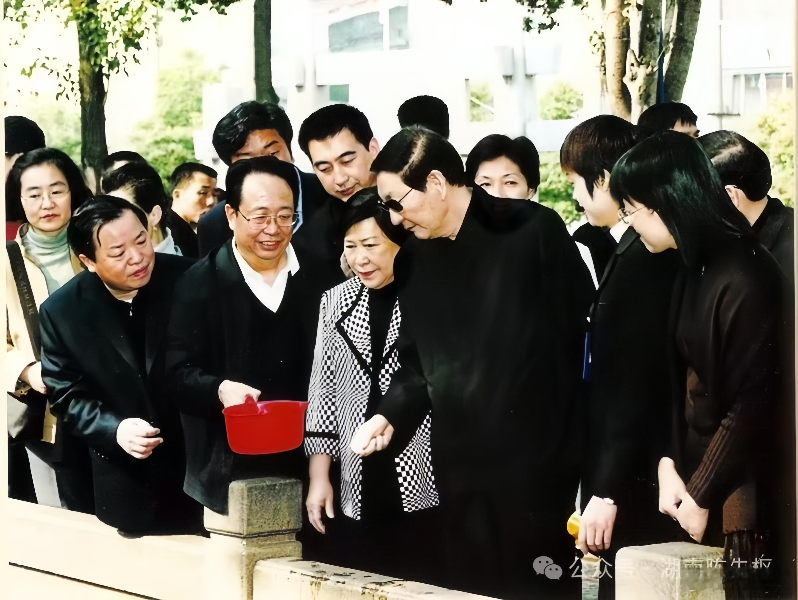 朱镕基在长沙，图一为1993年视察友谊商店，图二为2003年视察白沙井