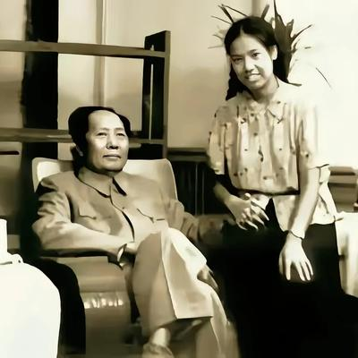 一天，邵华恰好来到中南海，由于爱好摄影，她便提出了要和毛主席一起拍张照的提议，毛
