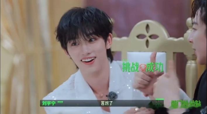 刘宇宁摸丁程鑫脸丁程鑫拿着刘宇宁手摸自己脸开始推理吧嘉宾之间相处大方又自然，这样