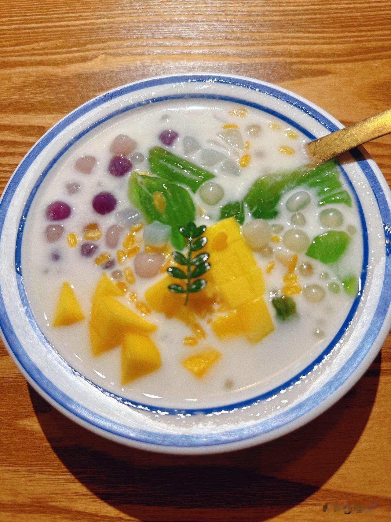 厦门，一座随处可见糖水铺的城市！一个人找个地方安静的坐着，吹着海风，想着心事
