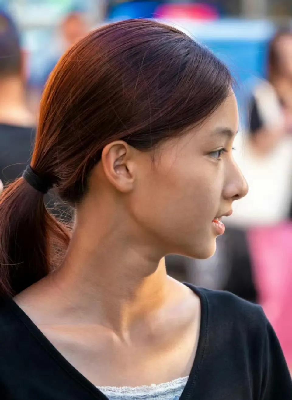 15岁河南女孩七七因为街拍走红，长得确实神似张柏芝刚出道的样子。现在多家头部